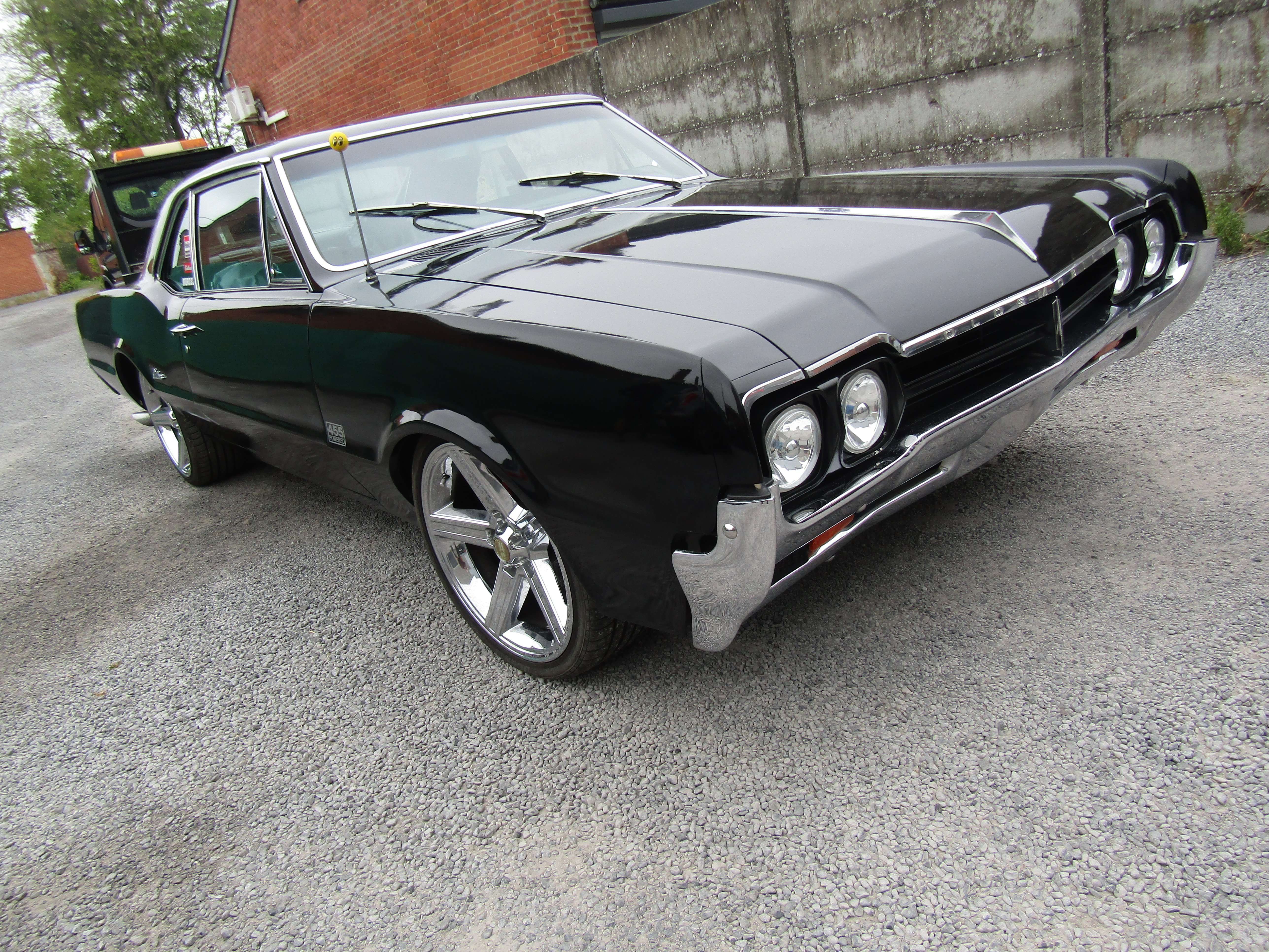 Oldsmobile Cutlass Coupe in Black used in Ghlin (Mons) for € 29,500.-