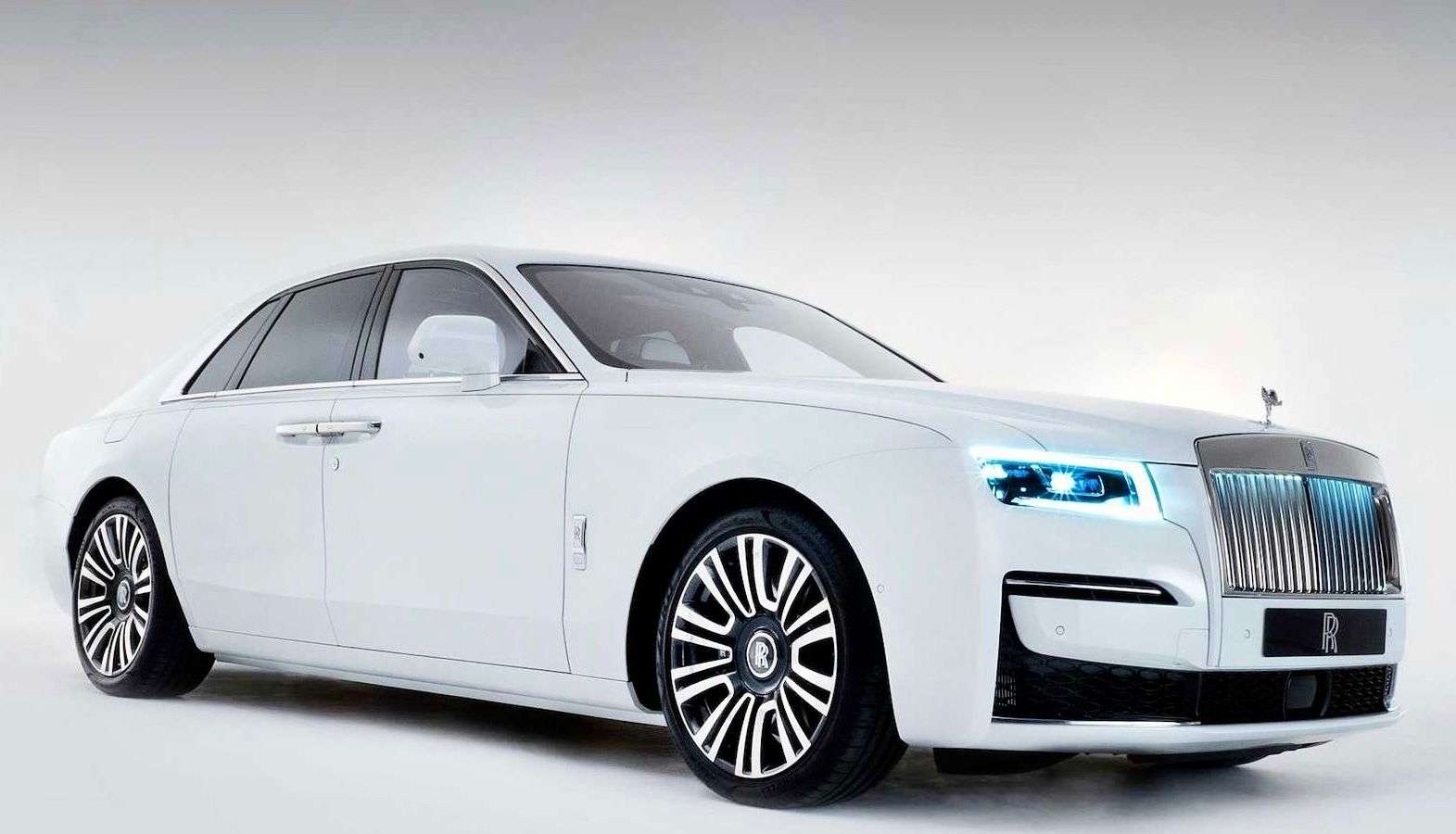 Rolls-Royce Ghost Sedan in White used in München for € 379,800.-