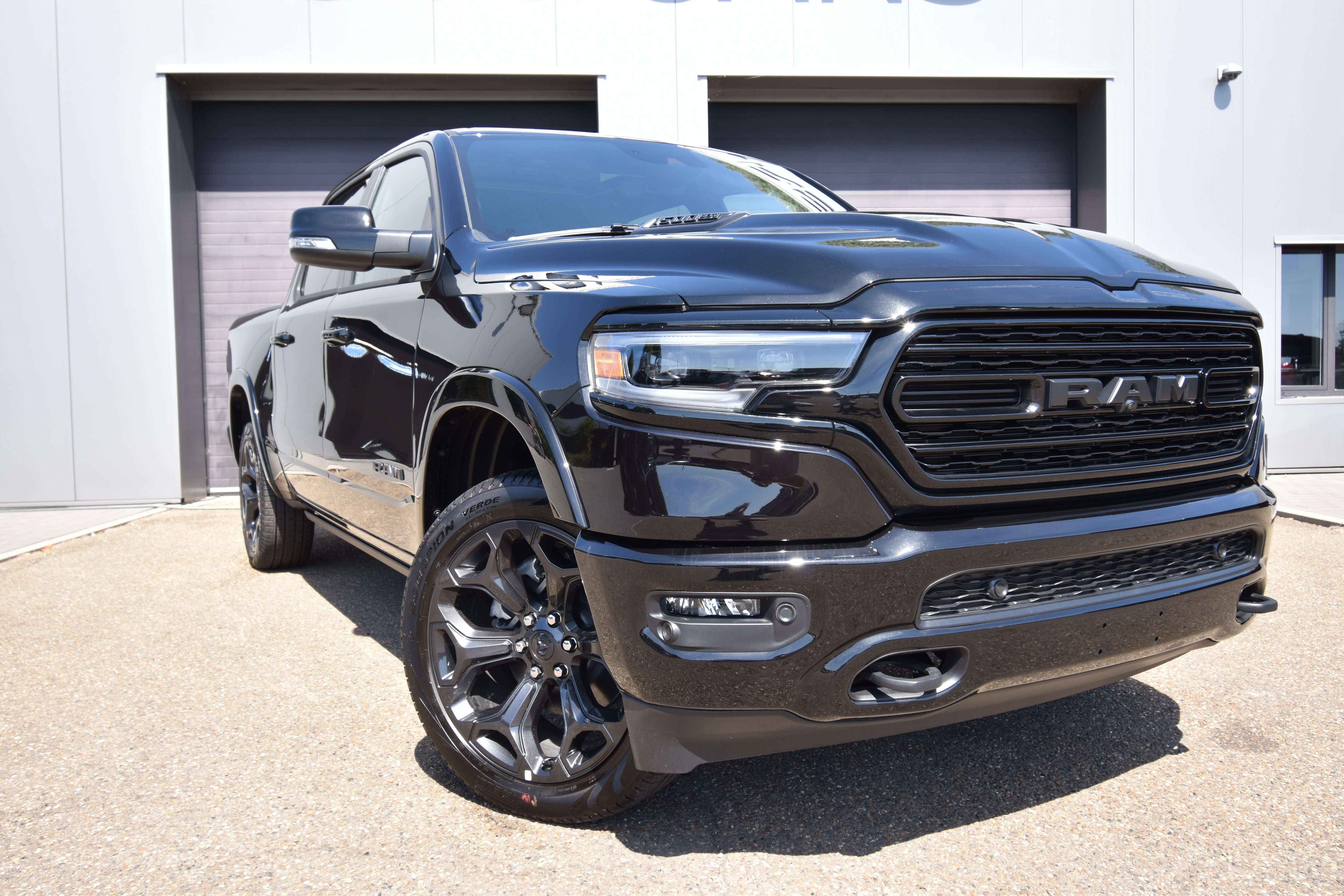 RAM 1500 Off-Road/Pick-up in Black new in Massenhoven for € 95,469.-