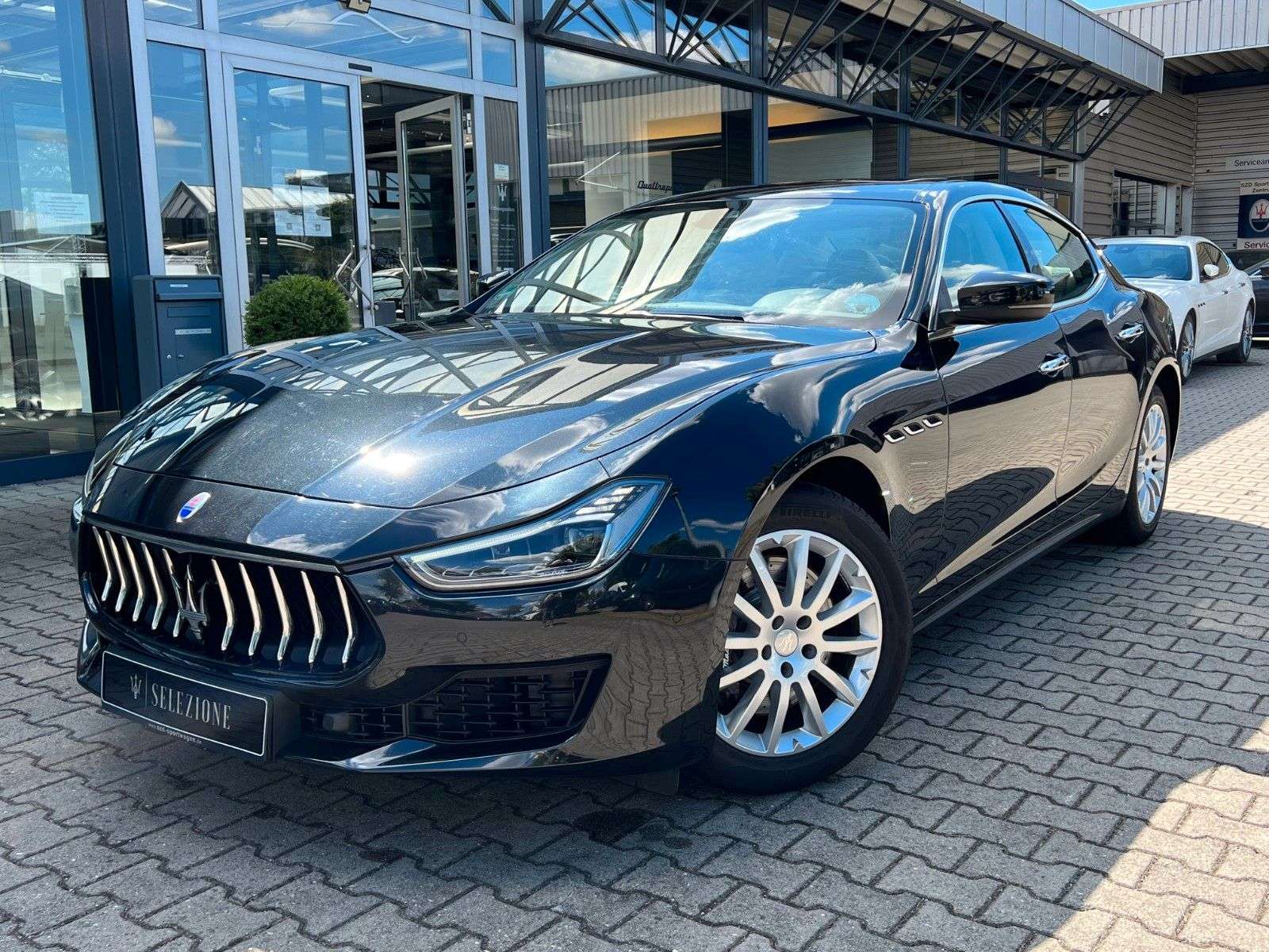 Maserati Ghibli Sedan in Black used in Königsbrunn for € 54,000.-