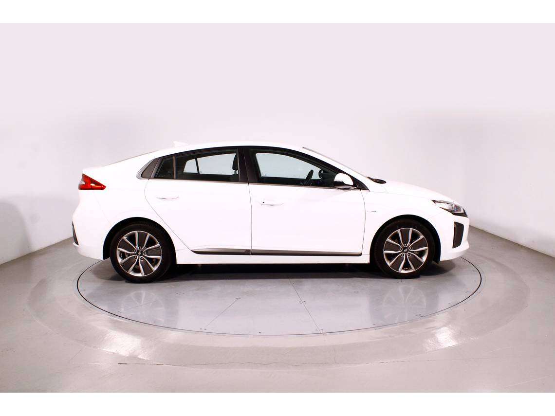 Hyundai IONIQ Compact in White used in ALCALA DE HENARES for € 20,000.-
