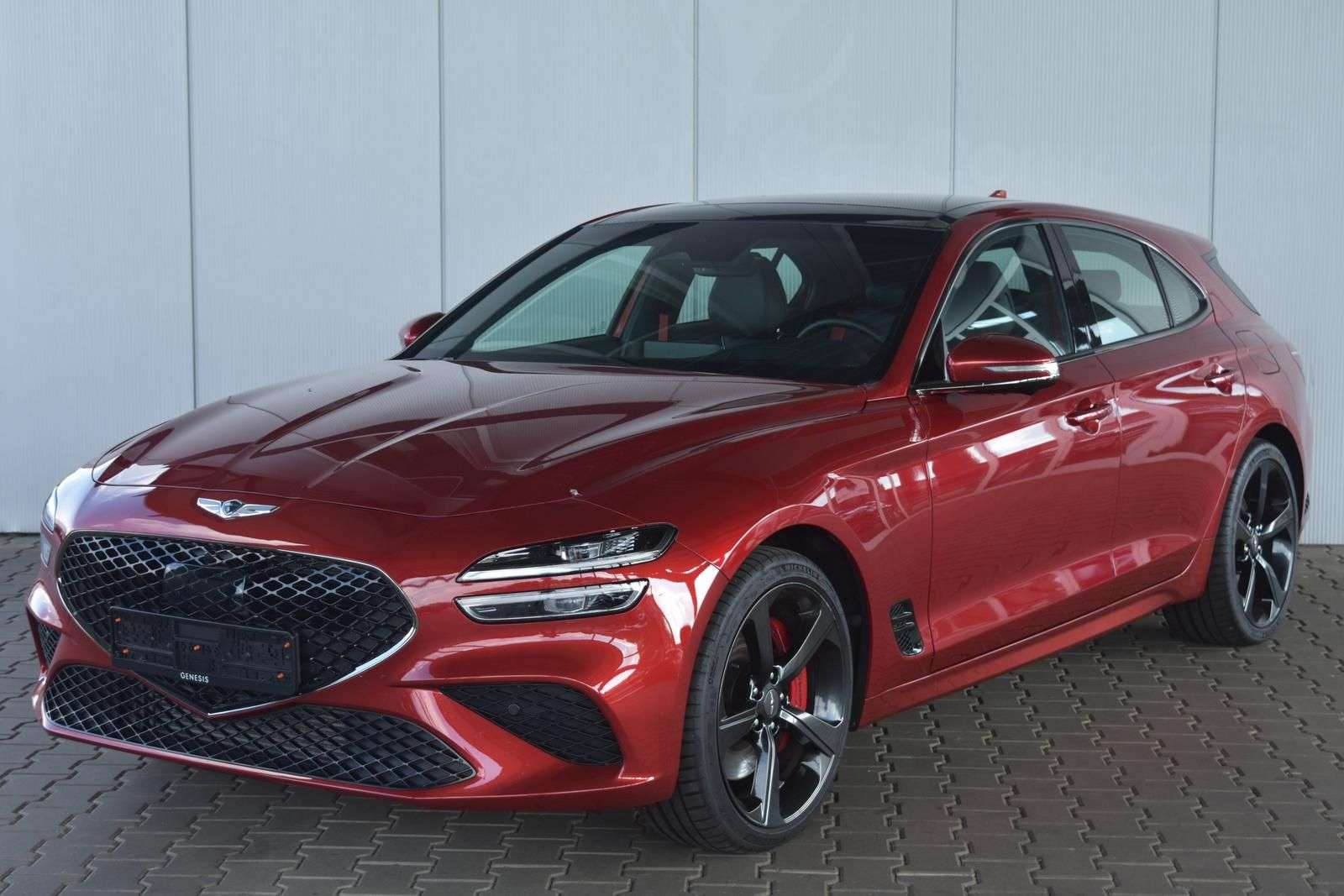 Genesis G70 Station wagon in Red used in Bochum for € 53,950.-