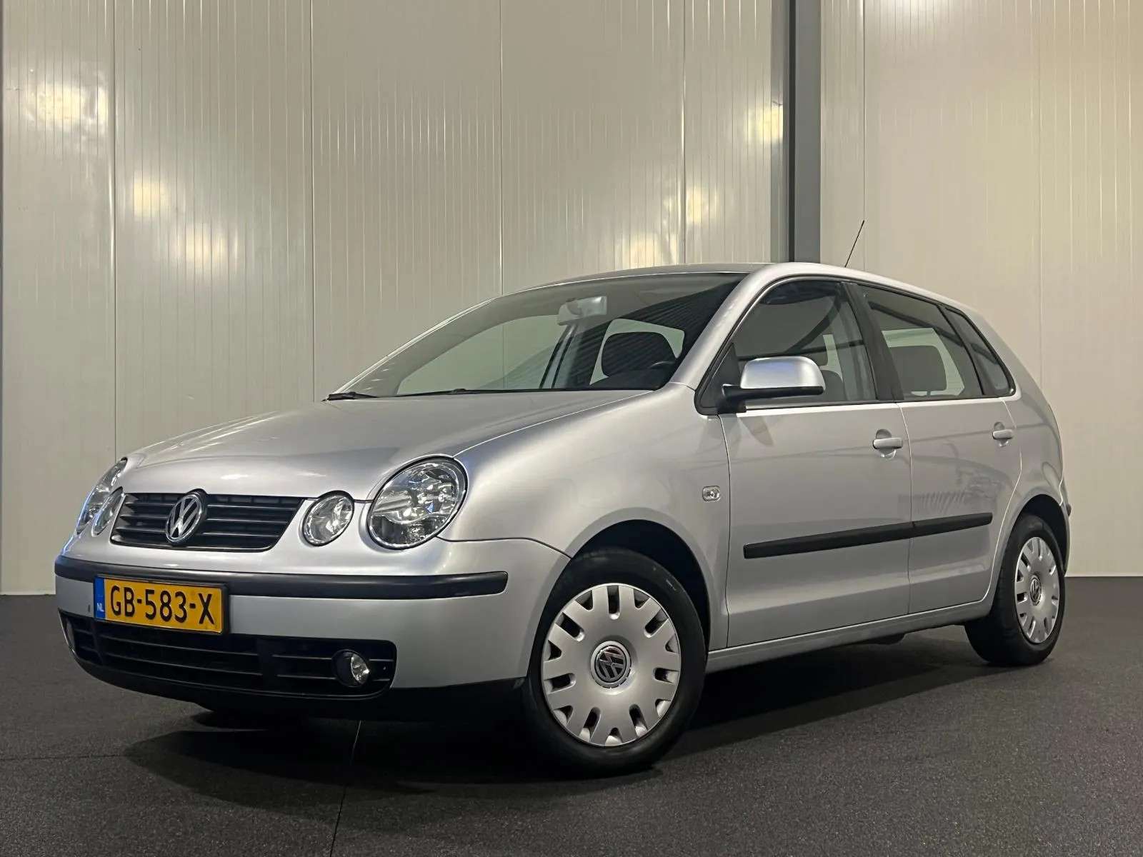 Volkswagen Polo Compact in Grey used in WOLVEGA for € 2,445.-