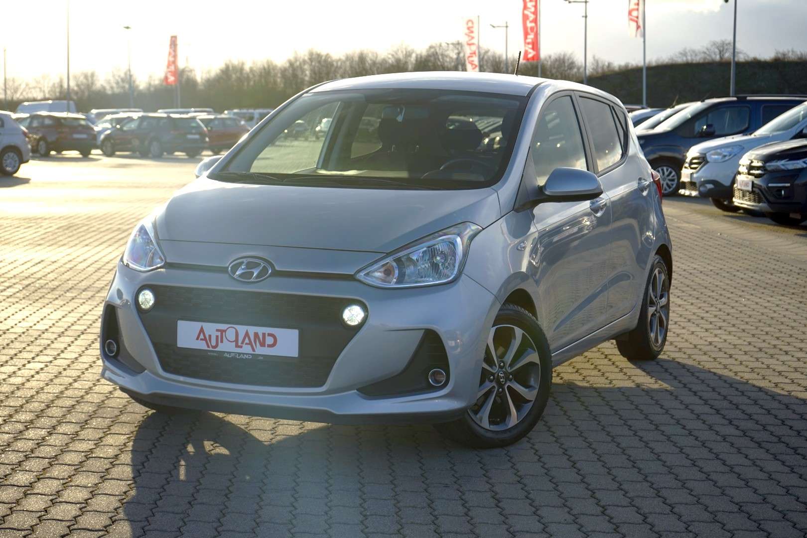 Hyundai i10 Compact in Grey used in Brehna for € 11,990.-