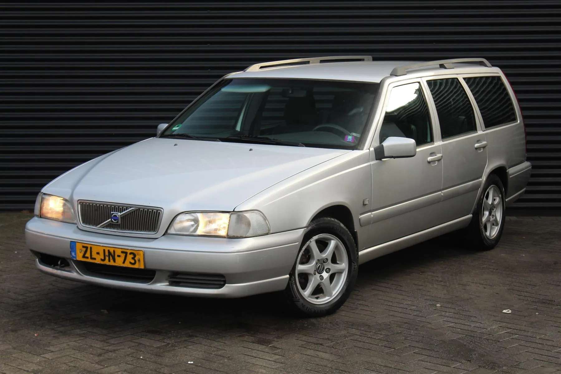 Volvo V70 Station wagon in Grey used in VOORTHUIZEN for € 1,450.-