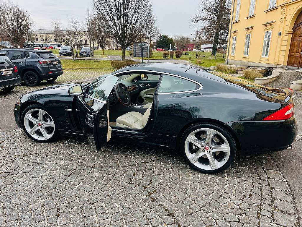 Jaguar XK Coupe in Green used in Linz for € 39,850.-