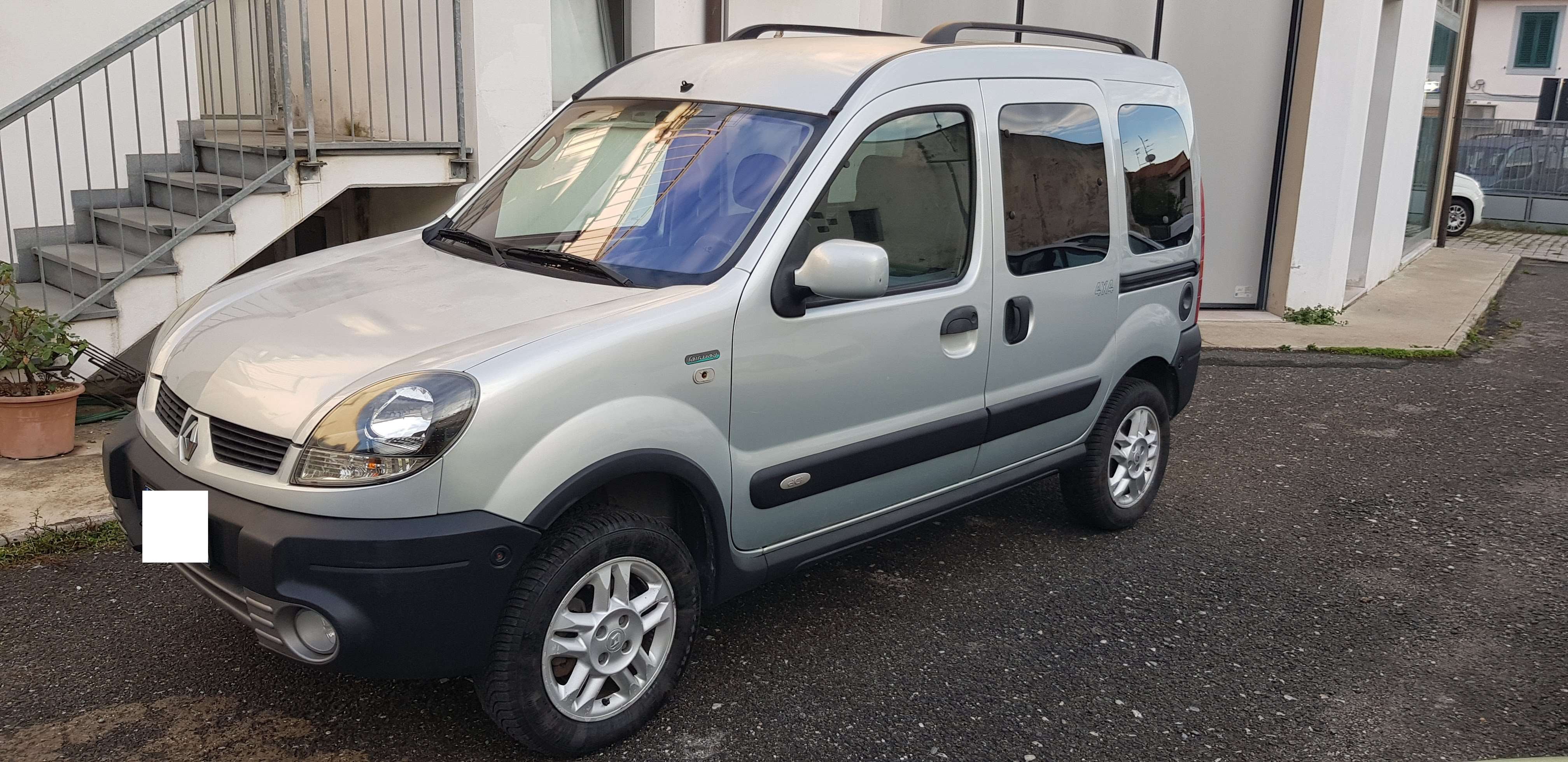 Renault Kangoo Off-Road/Pick-up in Silver used in Stagno - Livorno - LI for € 5,500.-