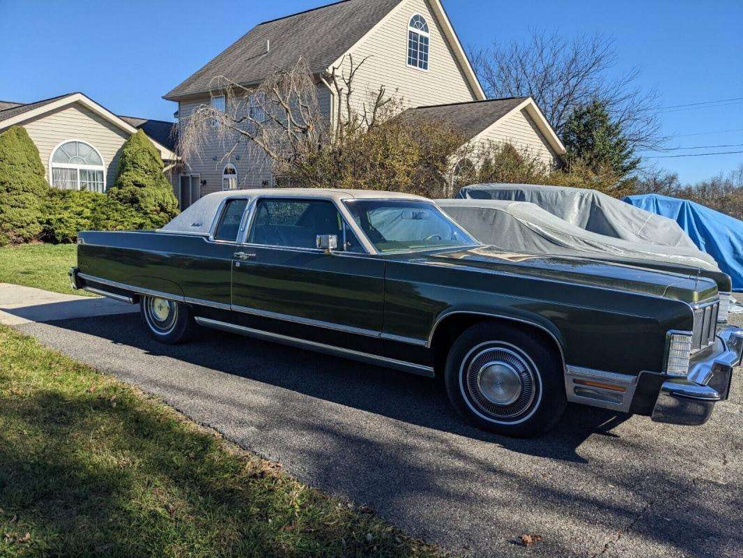 Lincoln Continental Coupe in Green used in ROUEN for € 16,938.-