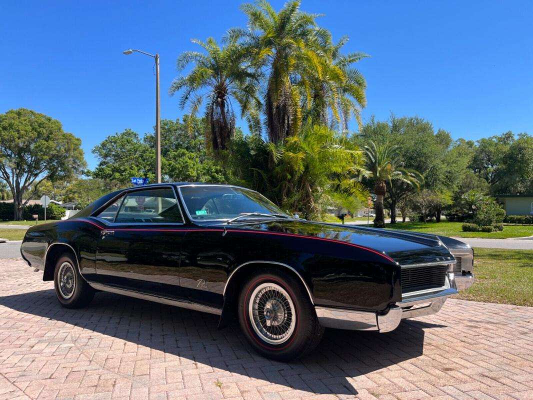 Buick Riviera Coupe in Black used in ROUEN for € 26,353.-