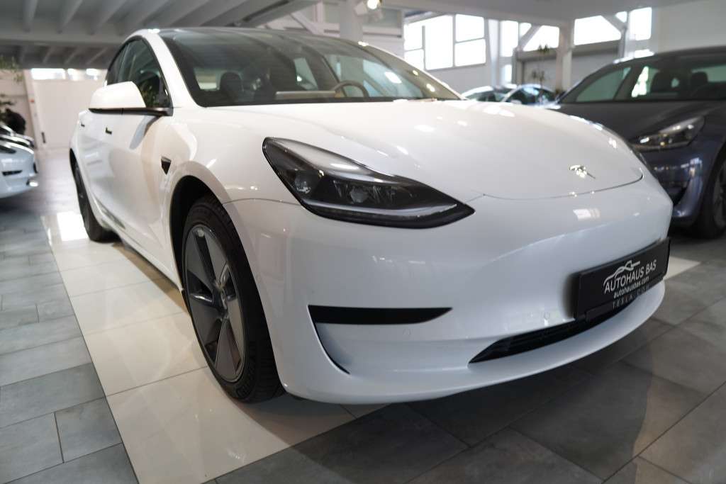 Tesla Model 3 Sedan in White used in Kaarst for € 35,850.-