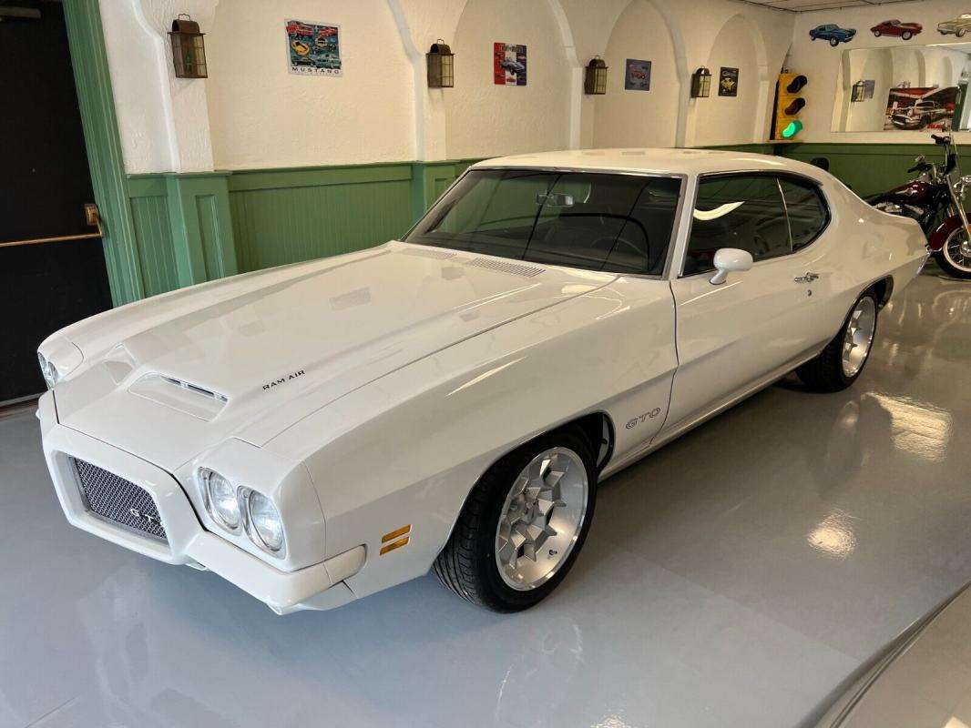 Pontiac GTO Coupe in White used in ROUEN for € 40,381.-