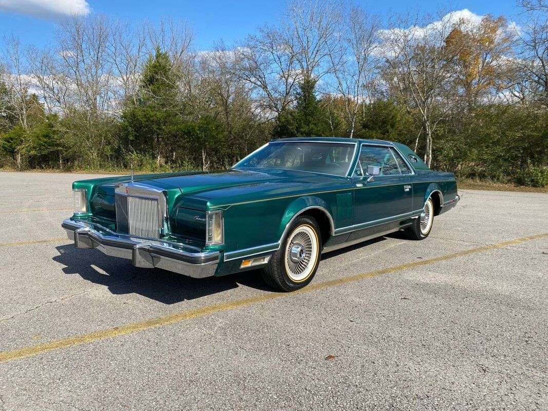 Lincoln Continental Coupe in Green used in ROUEN for € 24,375.-