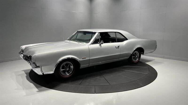 Oldsmobile Cutlass Coupe in Silver used in ROUEN for € 34,826.-