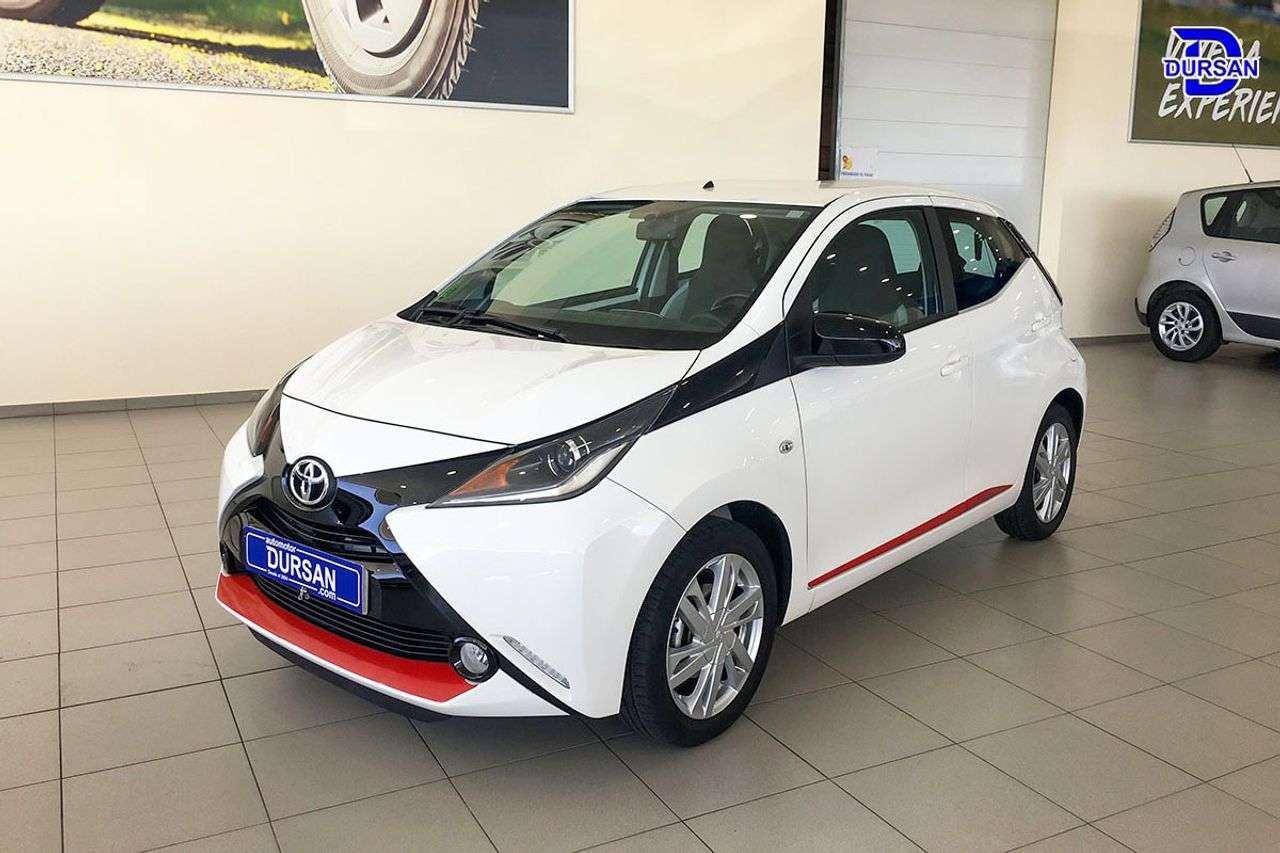 Toyota Aygo Compact in White used in ARGANDA DEL REY for € 10,990.-