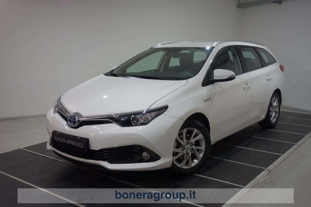 Toyota Auris Station wagon in White used in Brescia for € 18,500.-