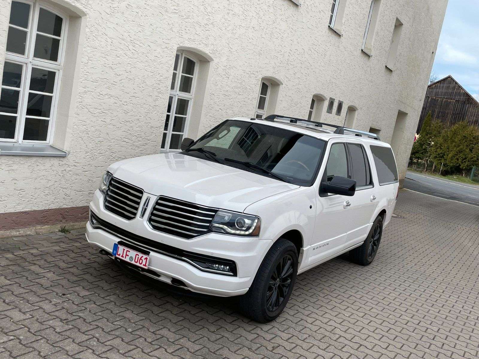 Lincoln Navigator Off-Road/Pick-up in White used in Altenkunstadt for € 42,900.-