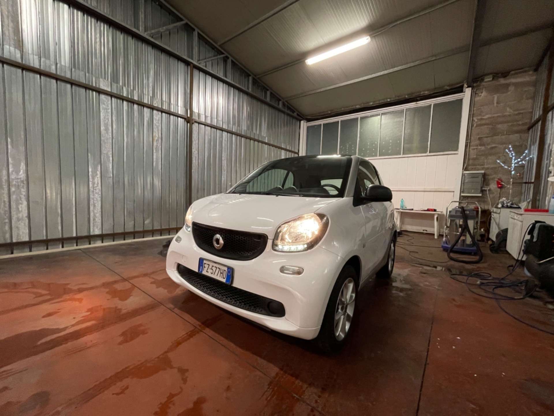 smart forTwo Coupe in White used in Roma for € 13,990.-