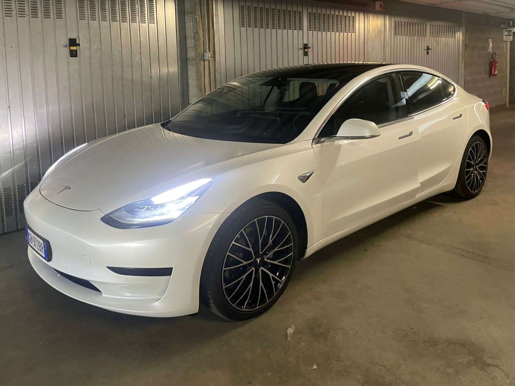 Tesla Model 3 Sedan in White used in Verolengo for € 38,500.-