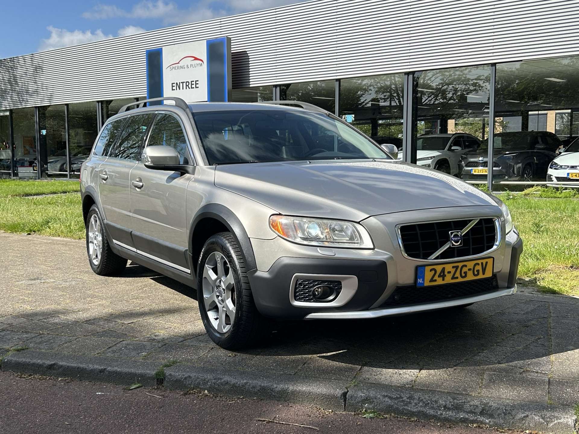 Volvo XC70 Station wagon in Grey used in ROTTERDAM for € 13,940.-