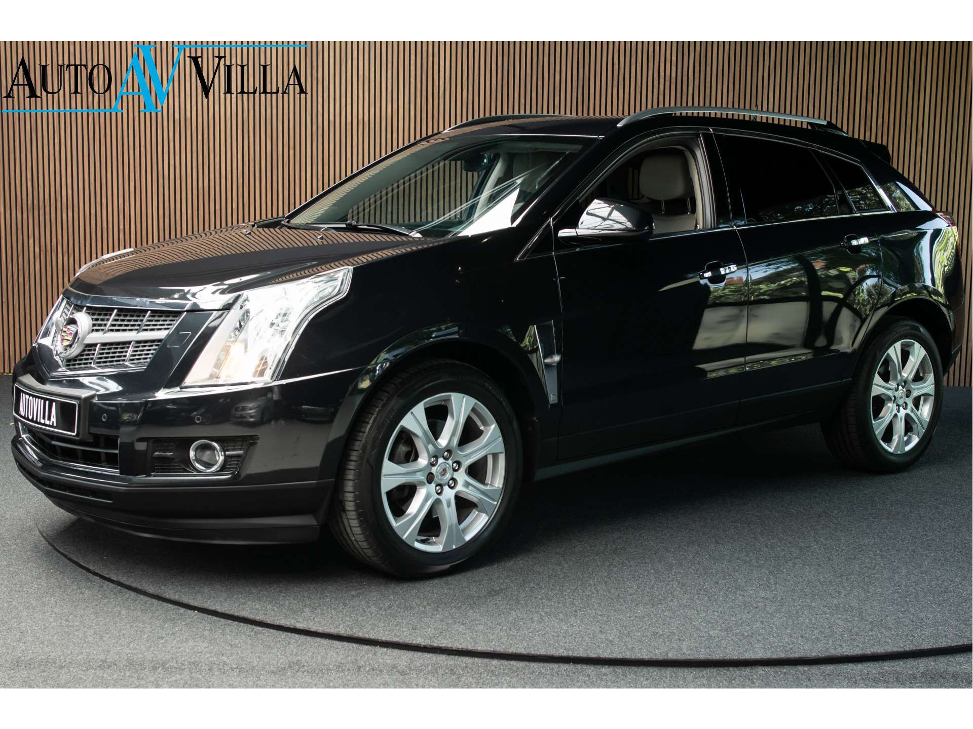 Cadillac SRX Off-Road/Pick-up in Black used in NAARDEN for € 16,950.-