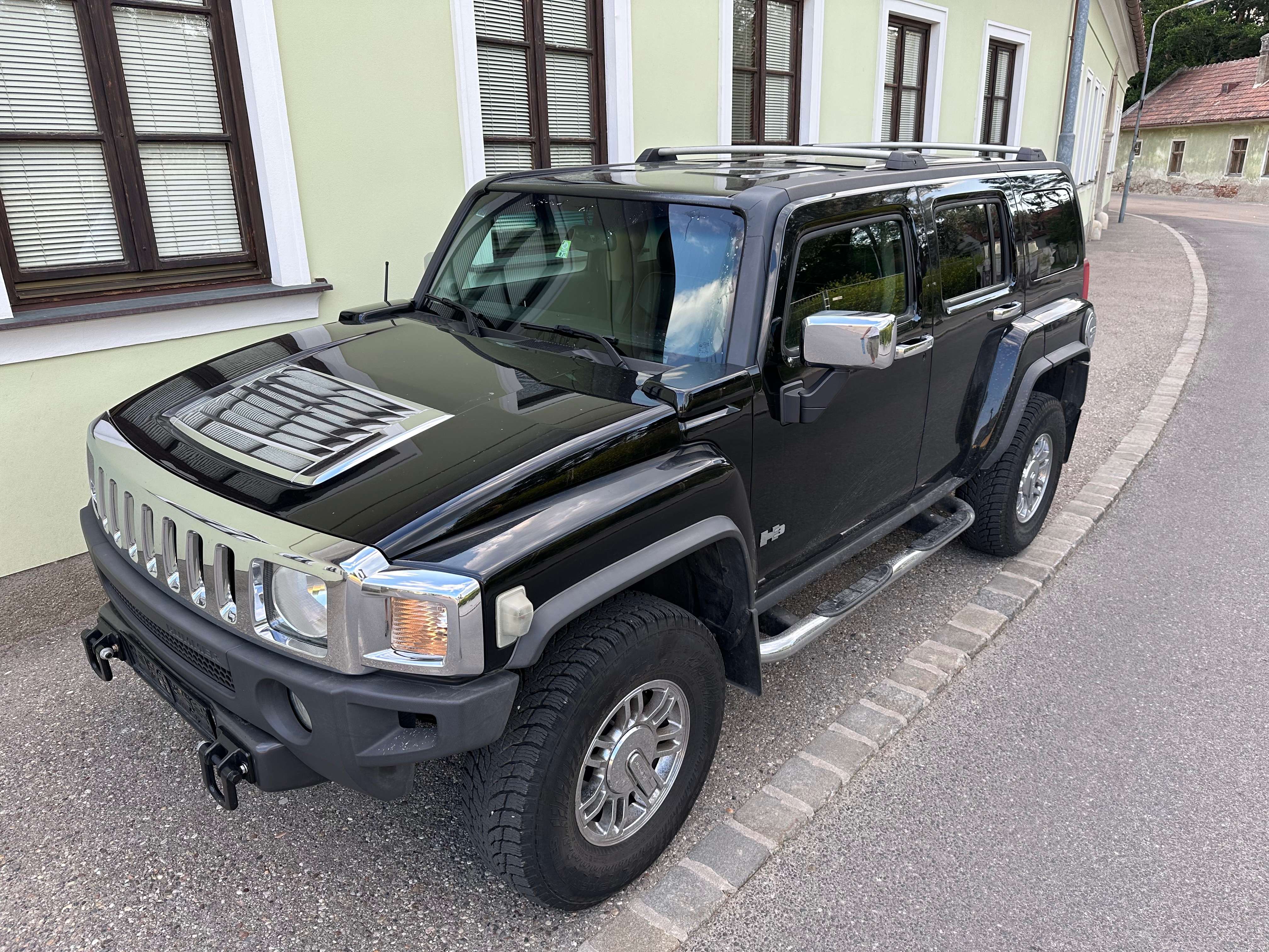 HUMMER H3 Off-Road/Pick-up in Black used in Wien for € 29,990.-