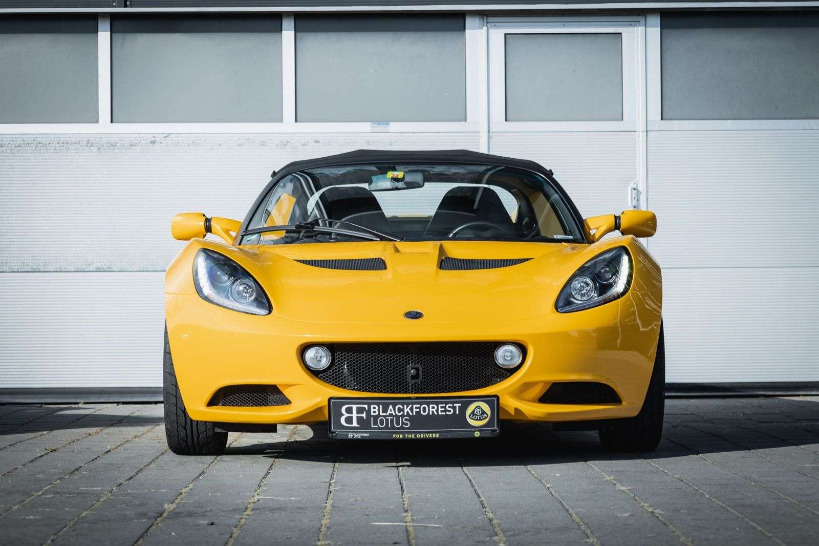 Lotus Elise Convertible in Yellow used in Neuenburg for € 47,999.-