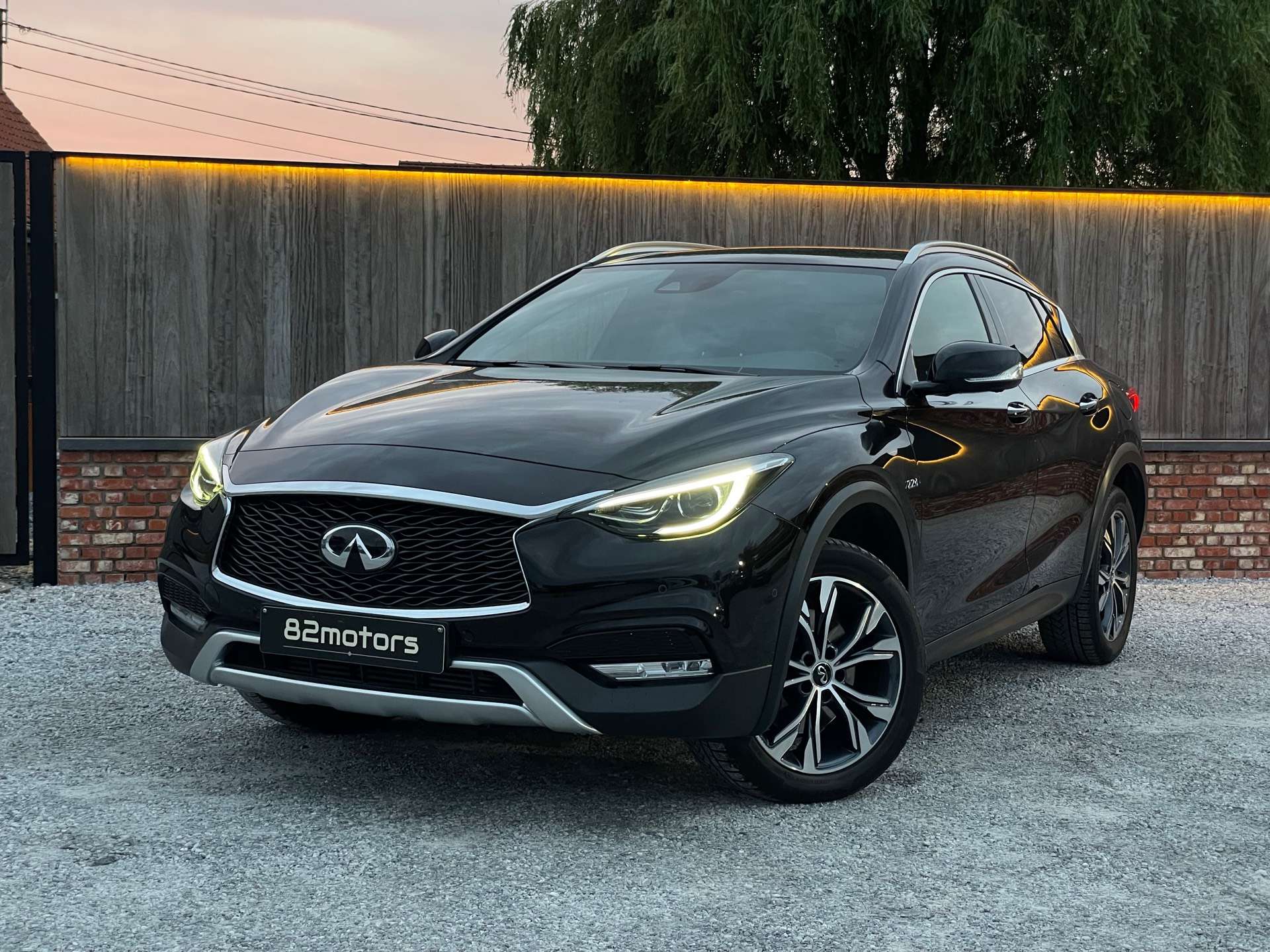 Infiniti QX30 Off-Road/Pick-up in Black used in Meulebeke for € 21,990.-