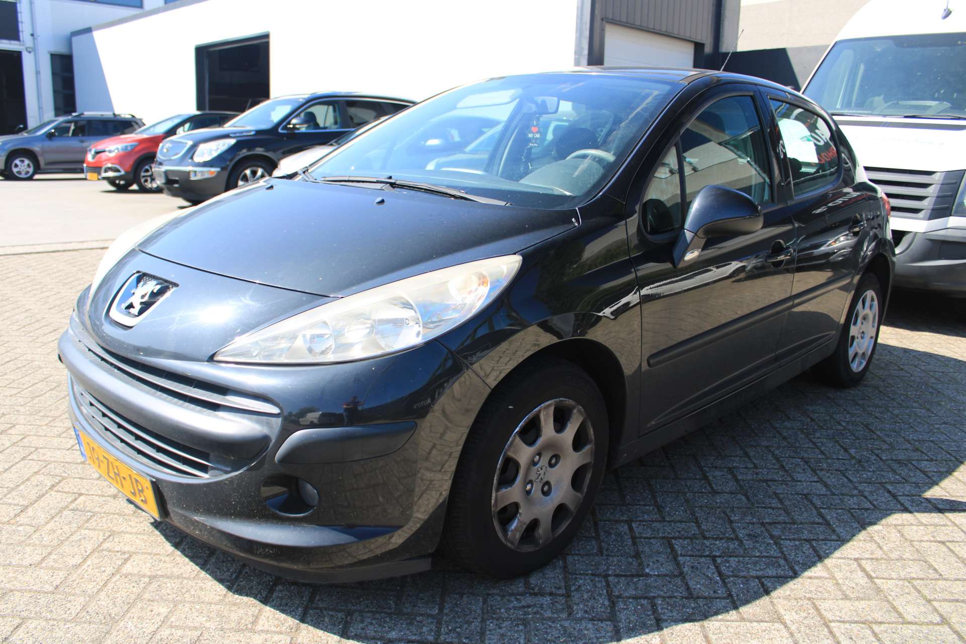 Peugeot 207 Compact in Black used in OOSTERHOUT for € 1,350.-