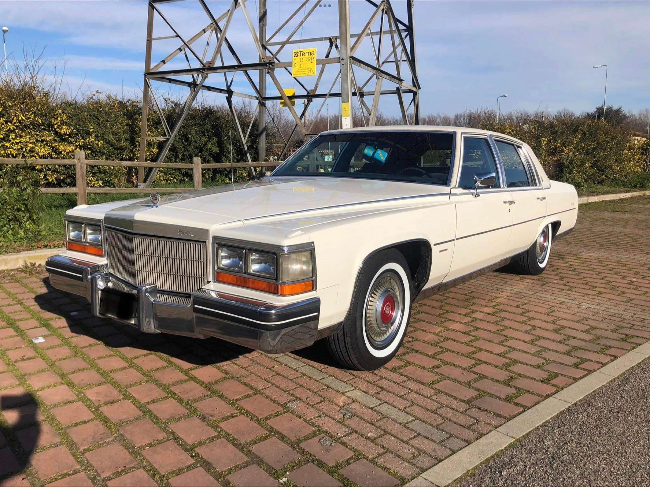 Cadillac Fleetwood Sedan in White antique / classic in Forlì - Forlì Cesena for € 14,500.-