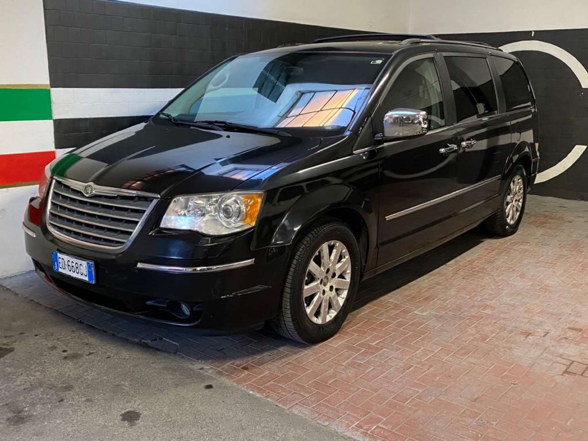 Chrysler Grand Voyager Van in Blue used in Roma for € 7,900.-