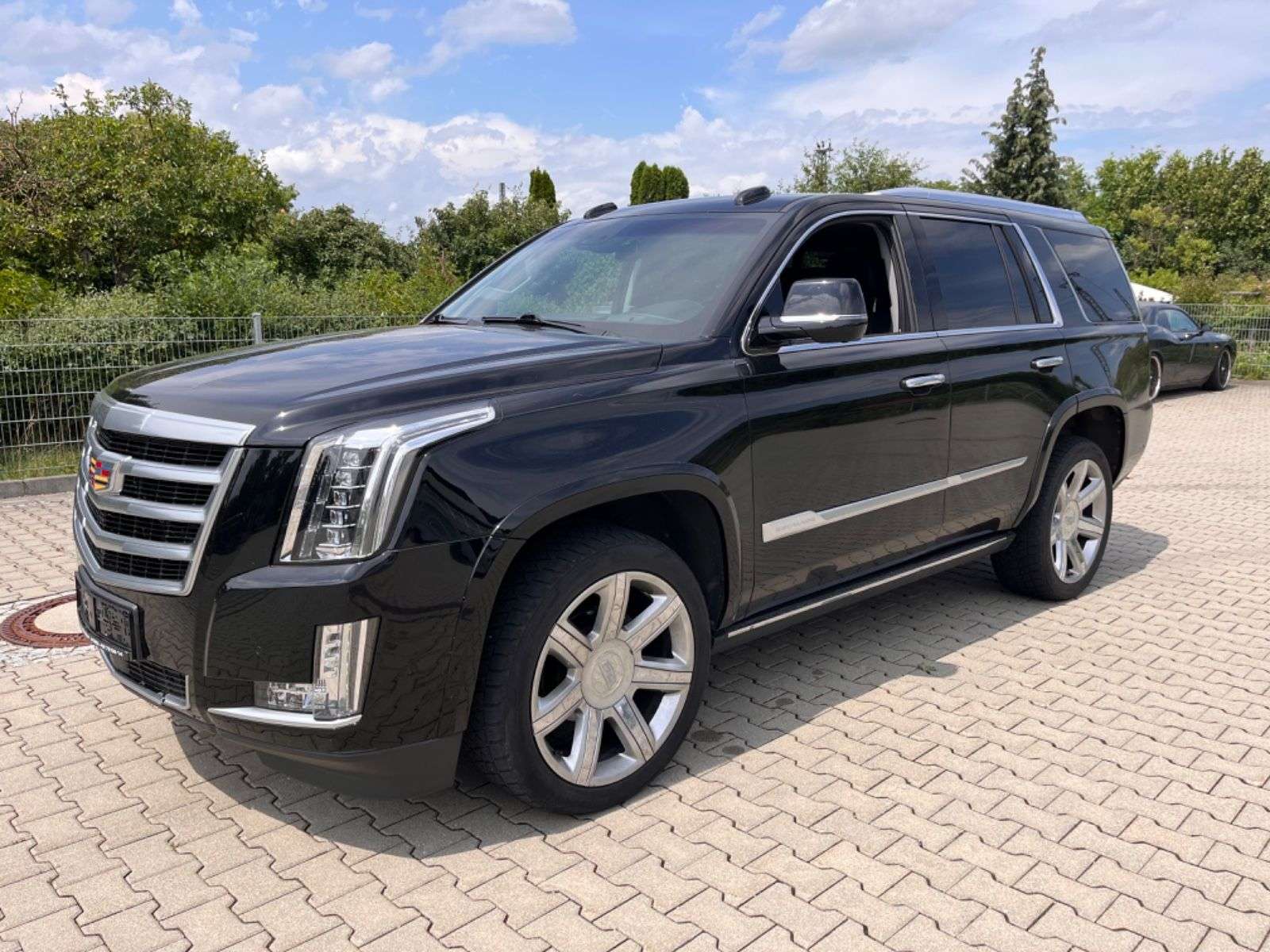 Cadillac Escalade Off-Road/Pick-up in Black used in München for € 58,999.-