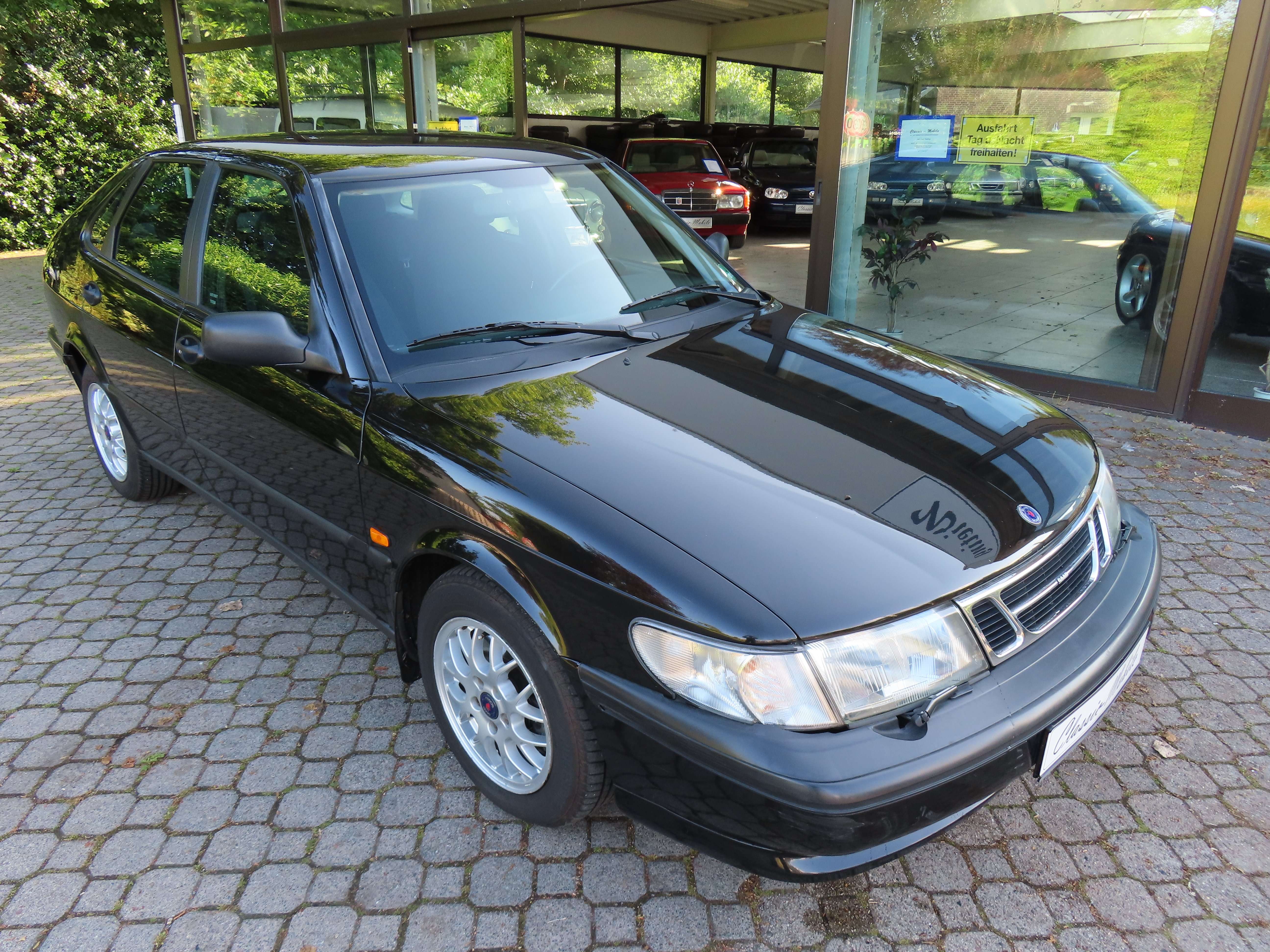 Saab 900 Sedan in Black used in Beverstedt for € 2,750.-