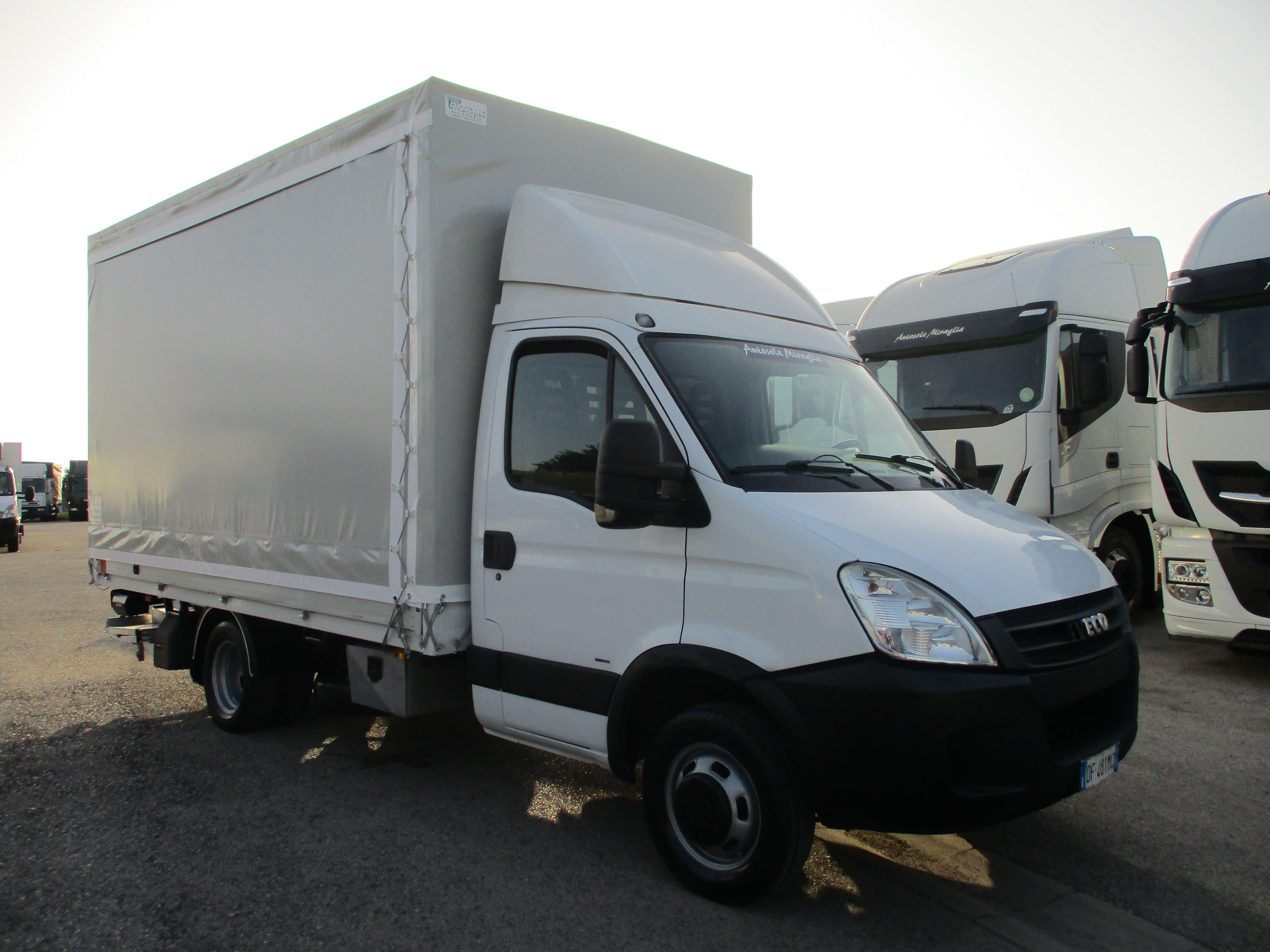 Iveco Daily Other in White used in Giugliano in Campania for € 14,800.-