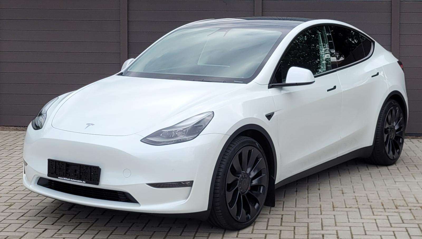 Tesla Model Y Off-Road/Pick-up in White employee's car in Papenburg for € 52,990.-