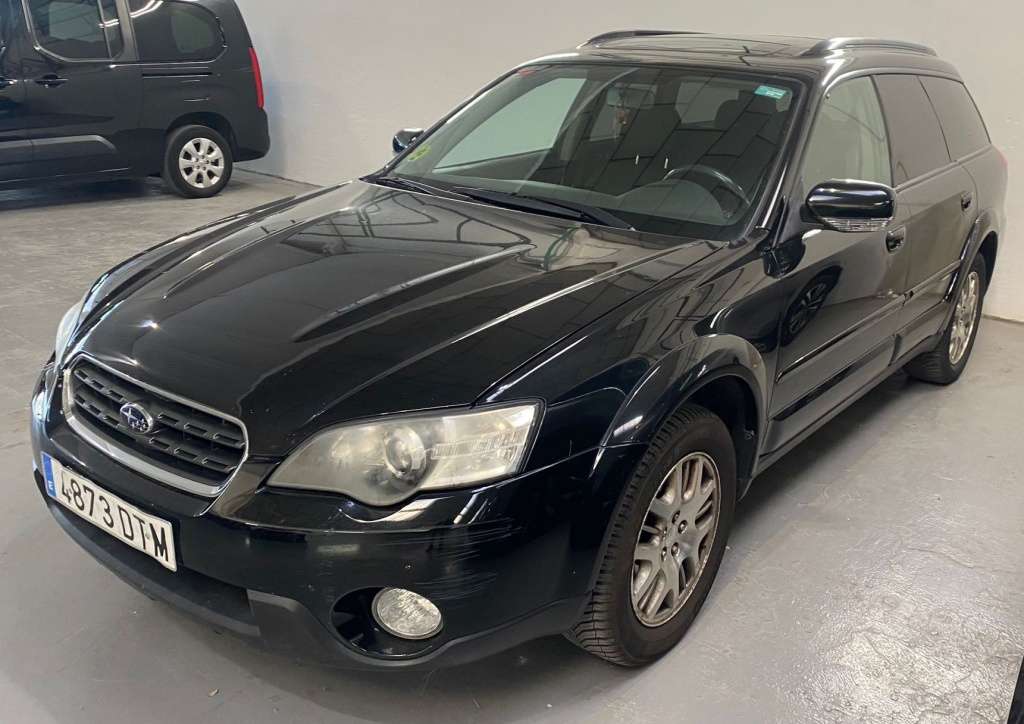Subaru OUTBACK Station wagon in Black used in Barcelona for € 5,300.-