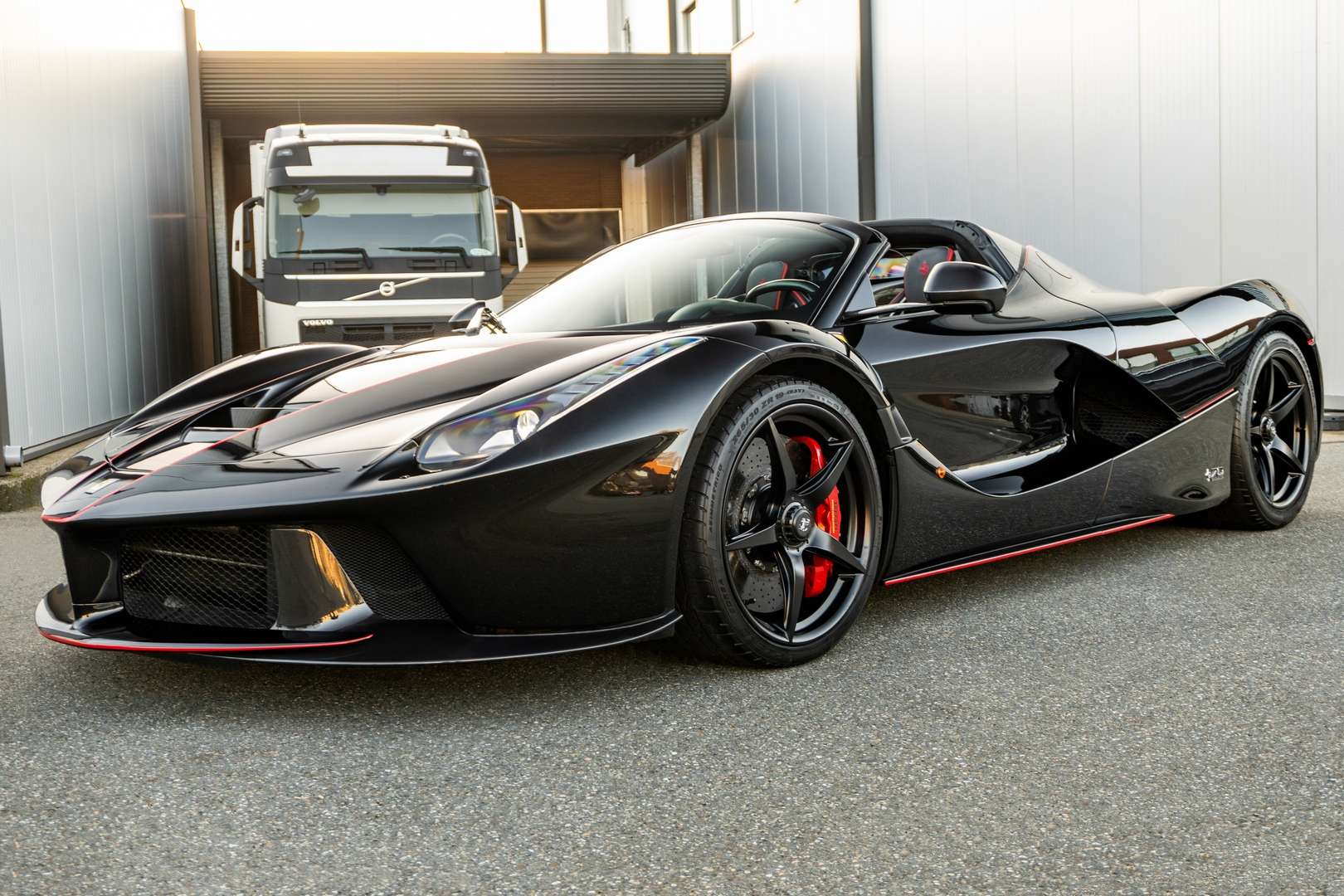 Ferrari LaFerrari Convertible in Black used in WOERDEN for € 6,299,950.-
