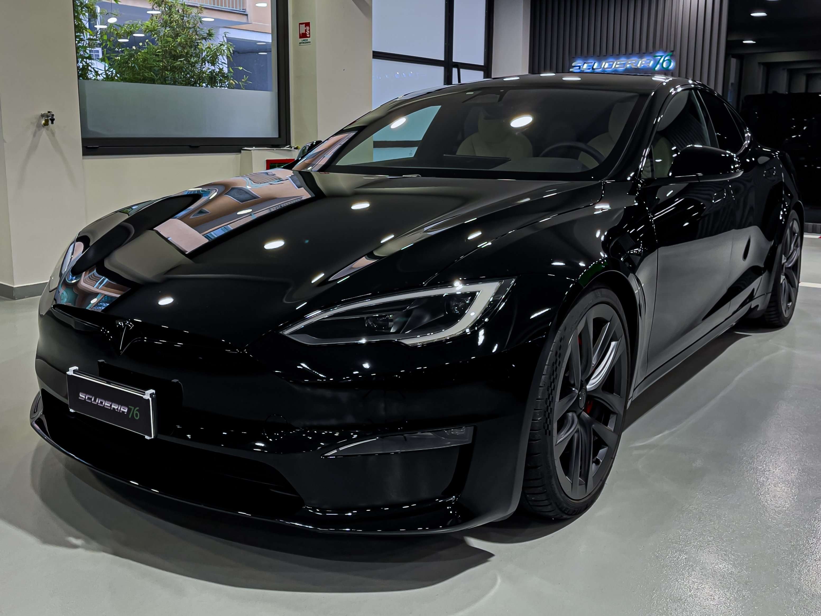 Tesla Model S Sedan in Black used in Milano - Mi for € 115,000.-