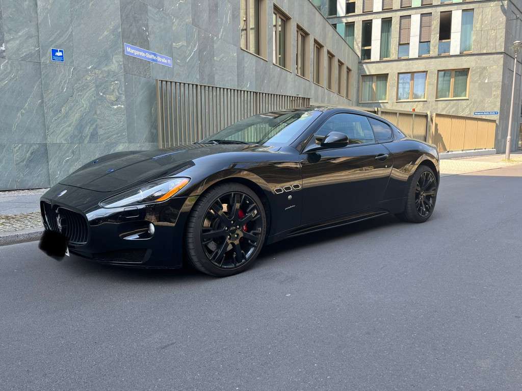 Maserati GranTurismo Coupe in Black used in Hamburg for € 44,700.-