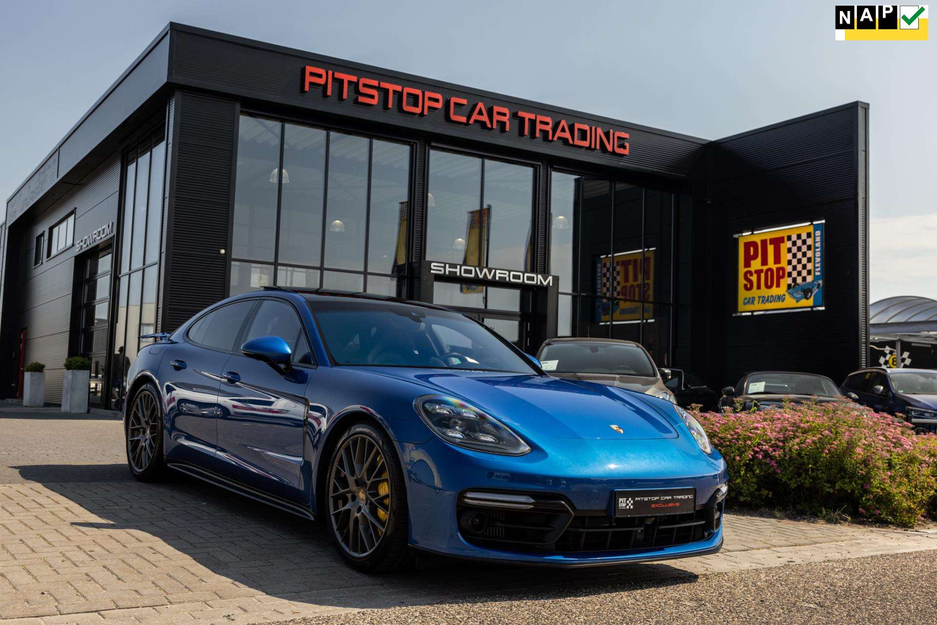 Porsche Panamera Compact in Blue used in DRONTEN for € 91,911.-