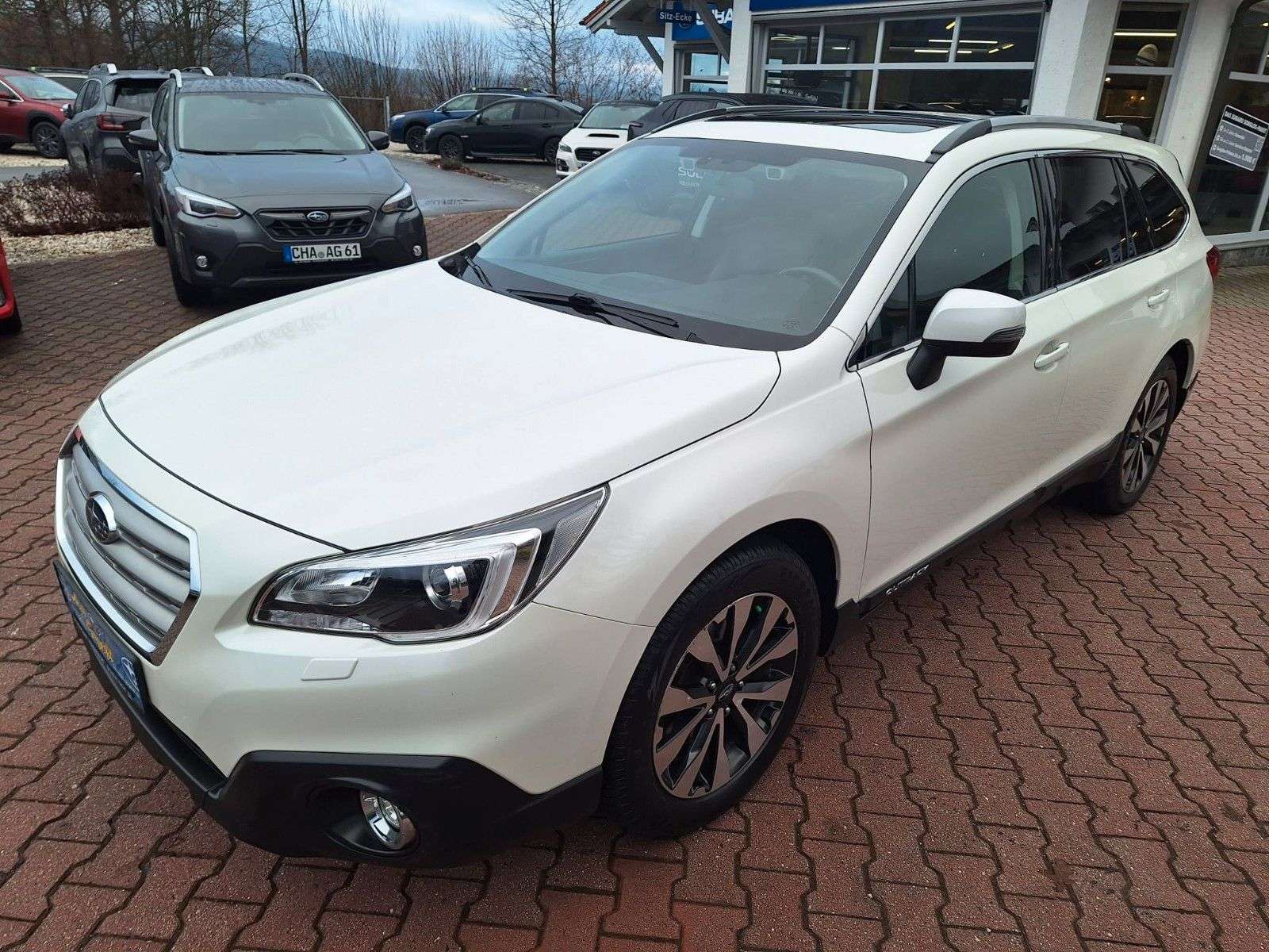 Subaru OUTBACK Station wagon in White used in Bad Kötzting for € 15,900.-