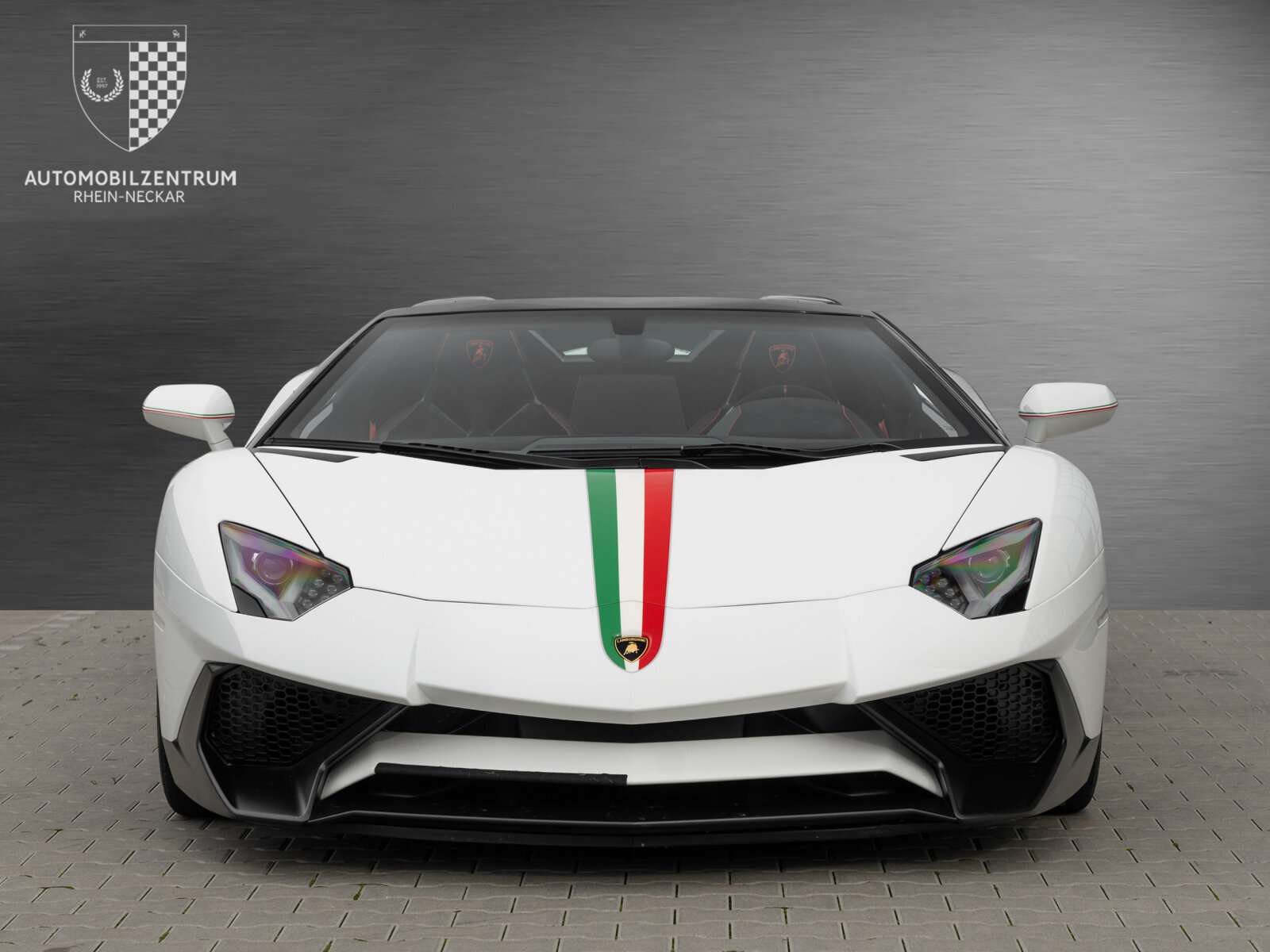 Lamborghini Aventador Convertible in White used in Viernheim for € 479,900.-