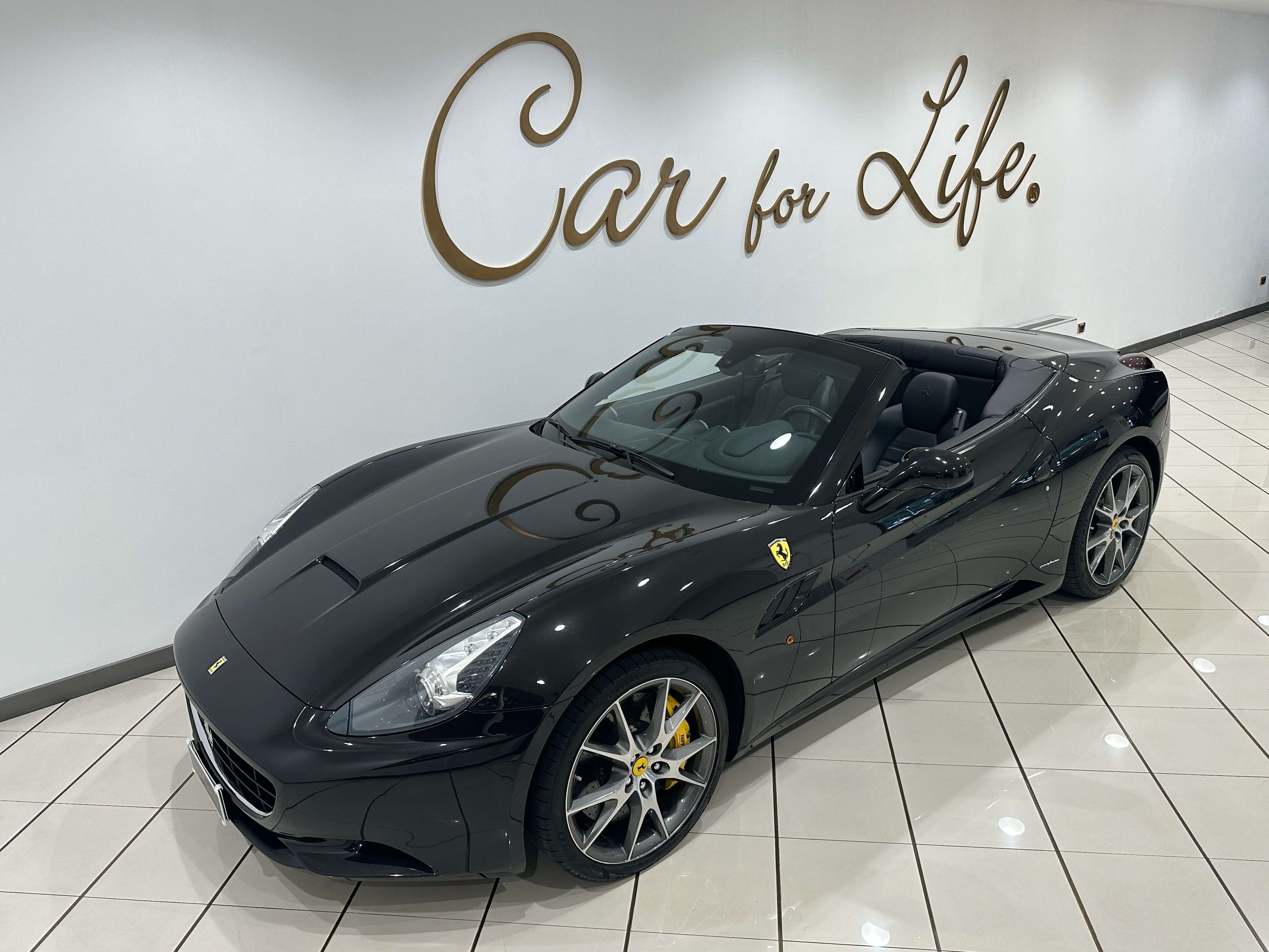 Ferrari California Convertible in Black used in Padova for € 118,900.-