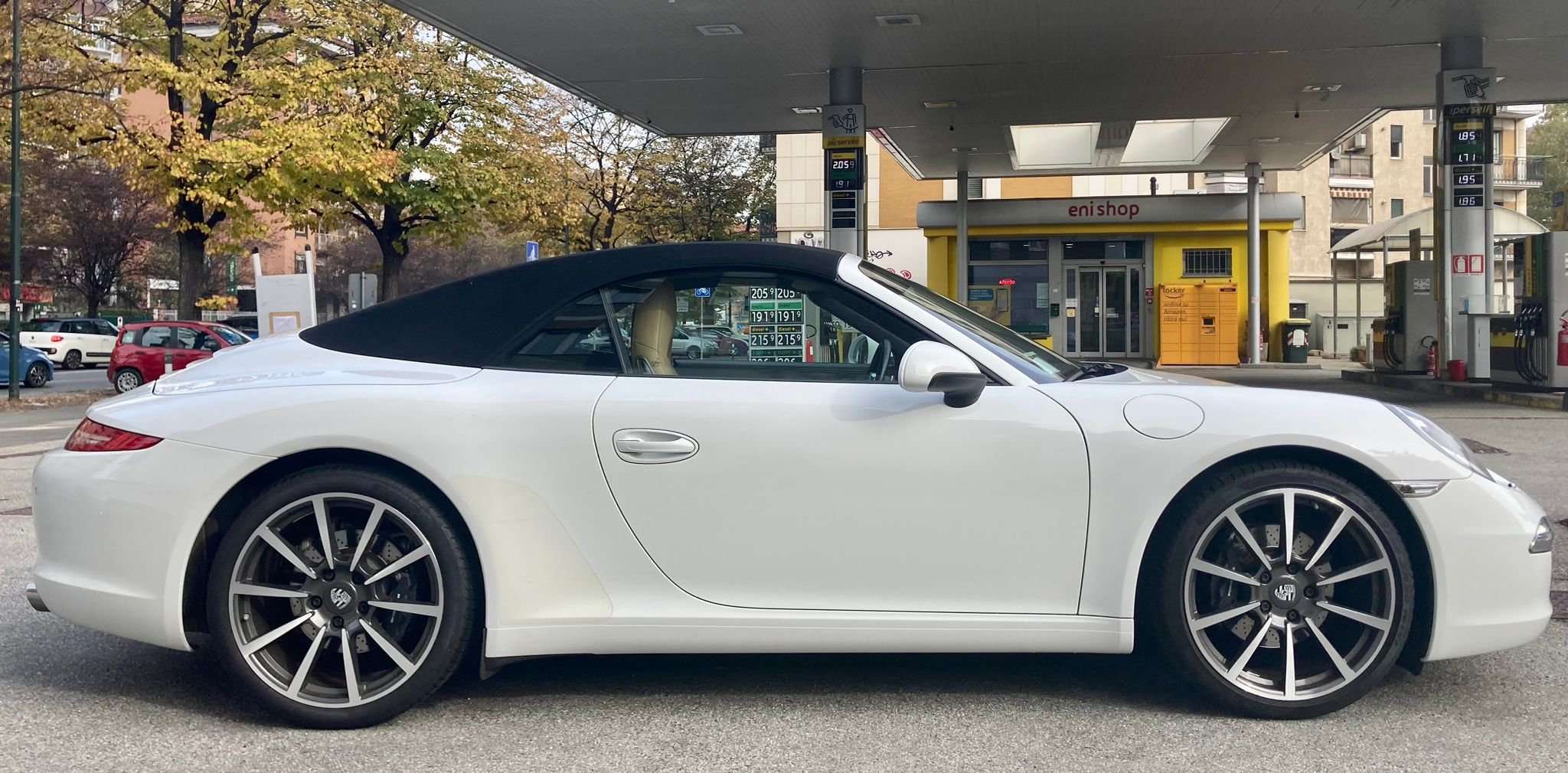 Porsche 911 Convertible in White used in Torino - To for € 96,890.-