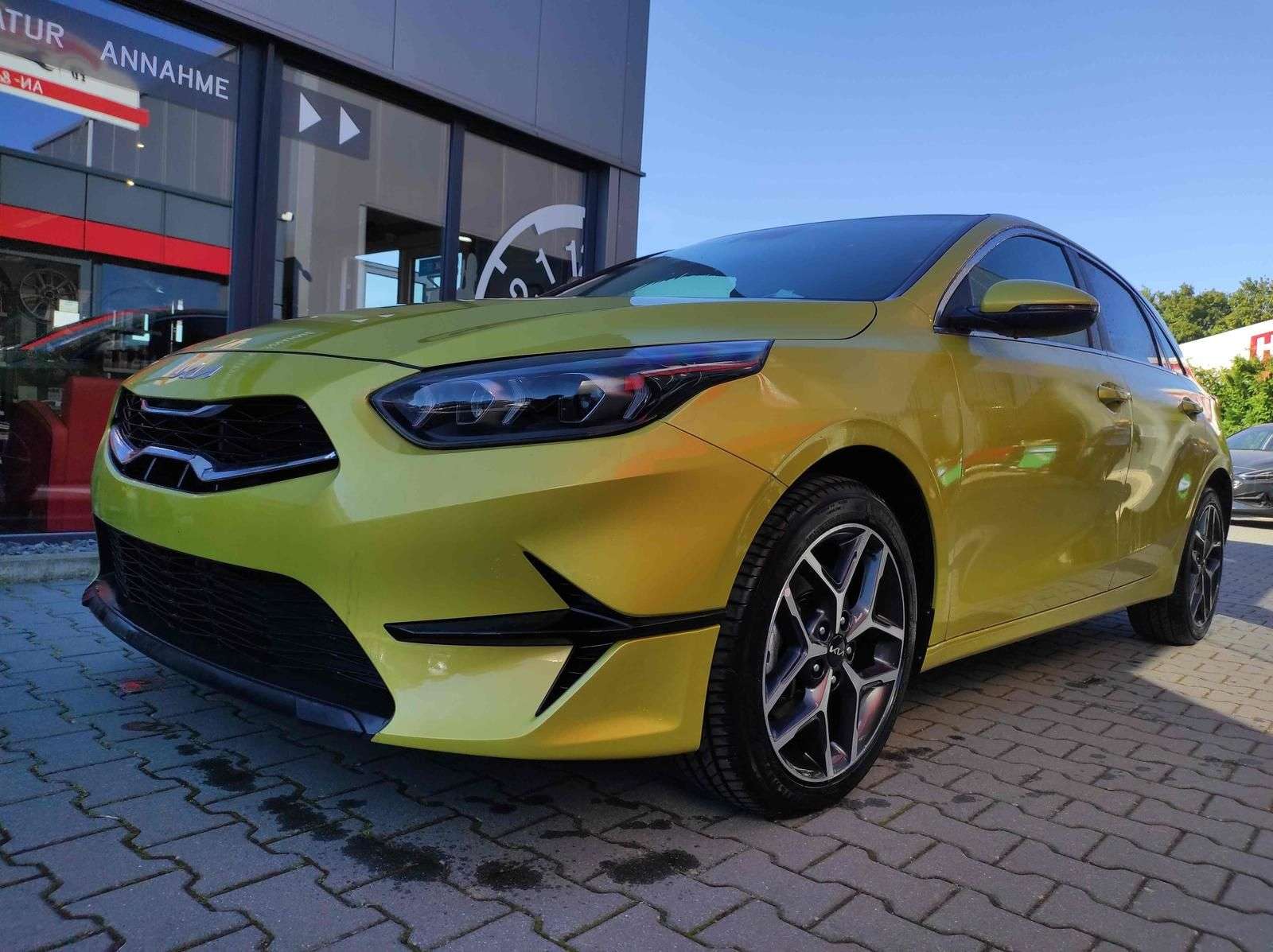 Kia Ceed / cee'd Sedan in Yellow pre-registered in Polch for € 23,390.-