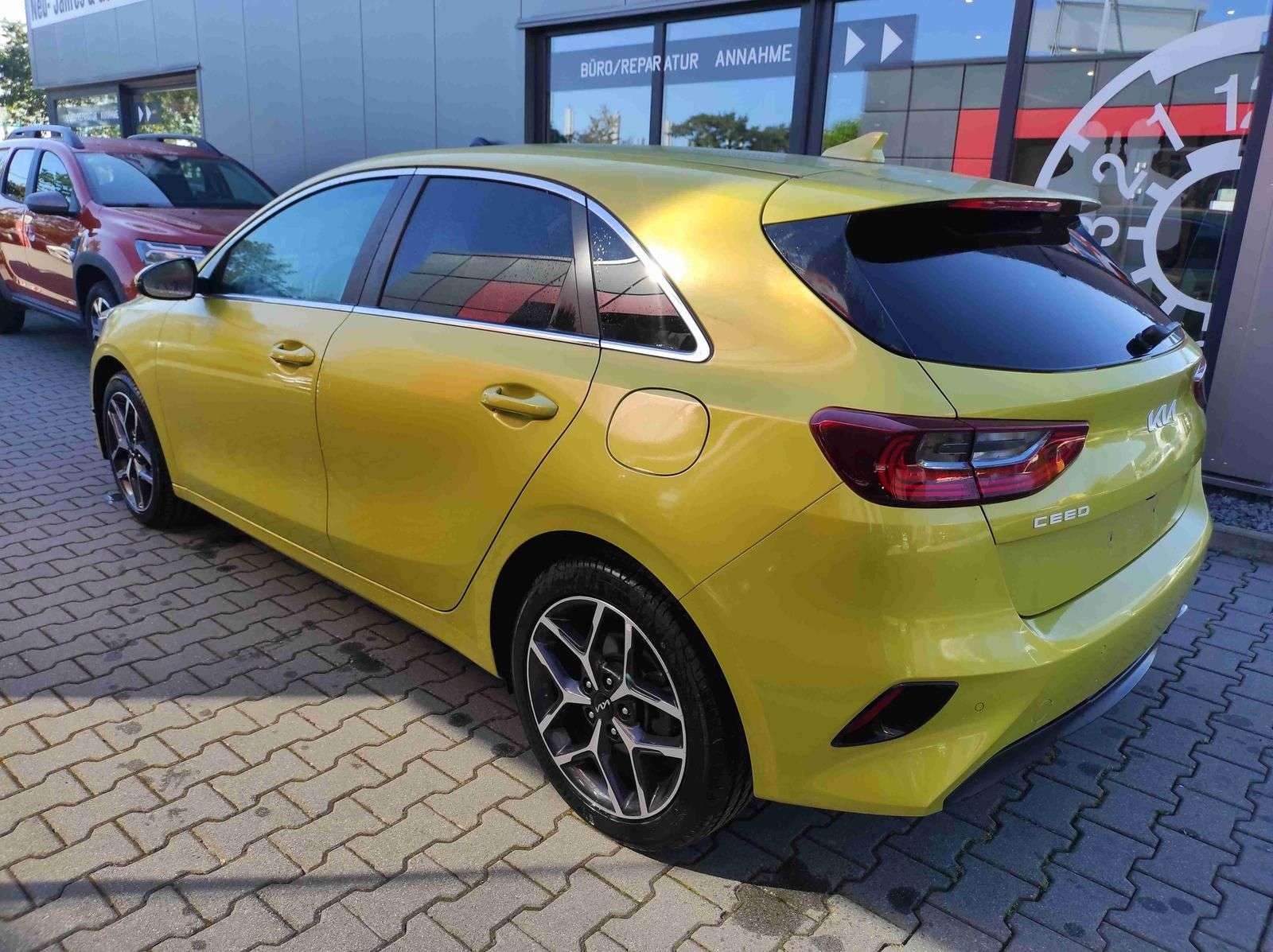 Kia Ceed / cee'd Sedan in Yellow pre-registered in Polch for € 23,390.-