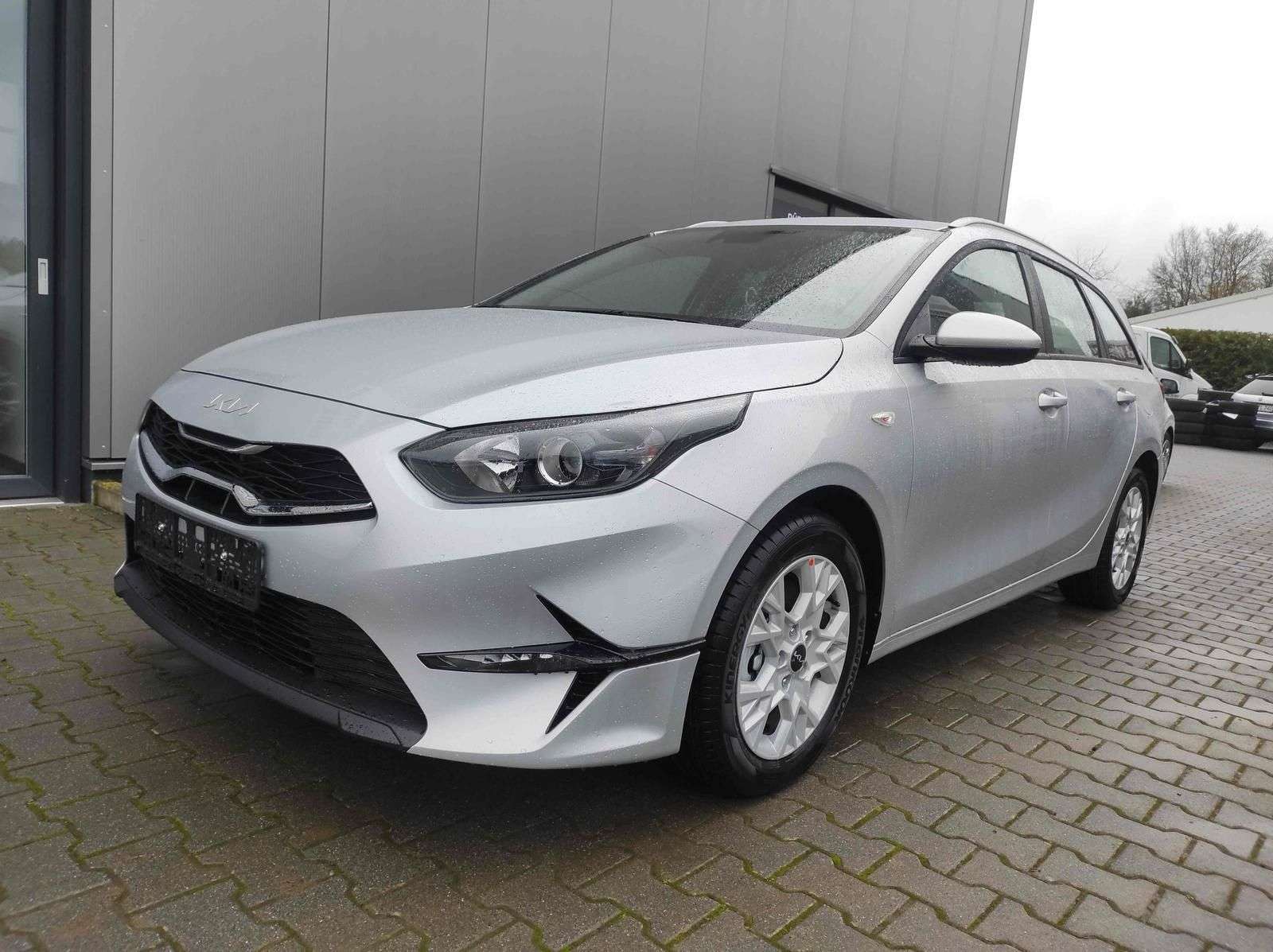 Kia Ceed SW / cee'd SW Station wagon in Silver used in Polch for € 21,990.-