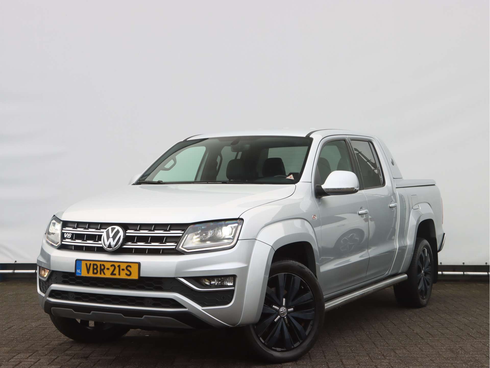 Volkswagen Amarok Transporter in Silver used in SNEEK for € 57,475.-