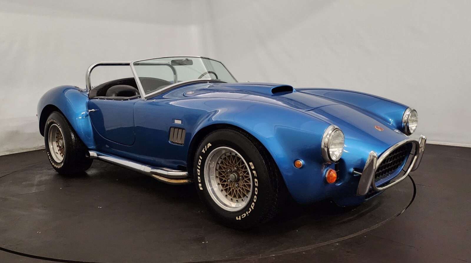 AC Cobra Convertible in Blue used in Créances for € 75,000.-