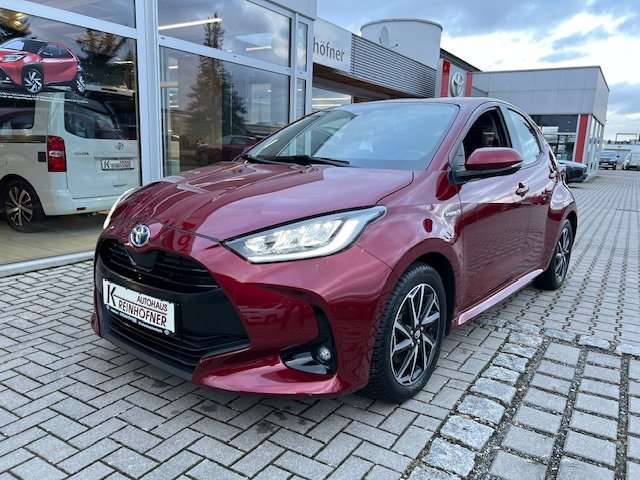 Toyota Yaris Sedan in Red used in Windischeschenbach/Neuhaus for € 17,999.-