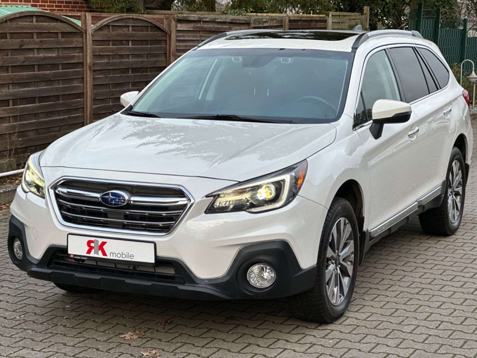 Subaru OUTBACK Station wagon in White used in Syke for € 26,900.-